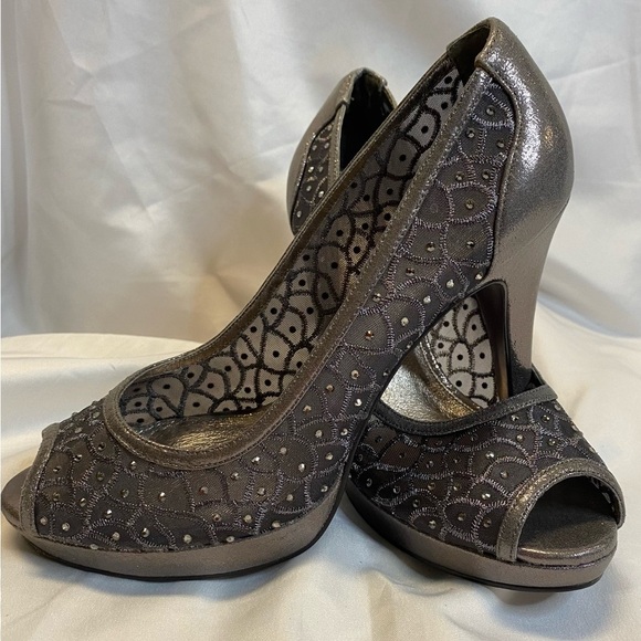 Adrianna Papell Silver and Gray Peep Toe Heel Mesh Rhinestone Pumps 8 - Picture 1 of 5
